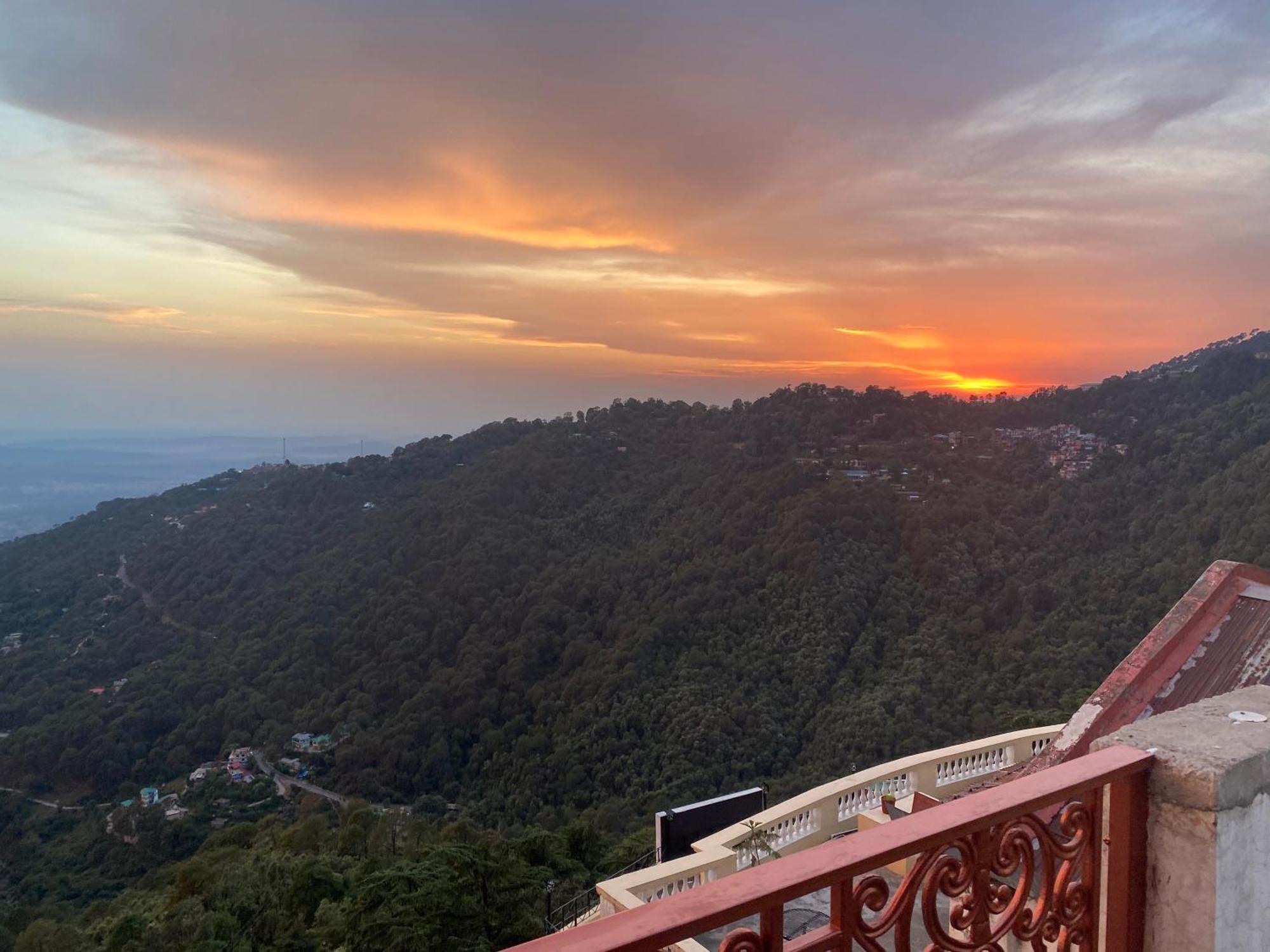 Grand Him Queen Ac Centralized Dharamshala Exterior foto